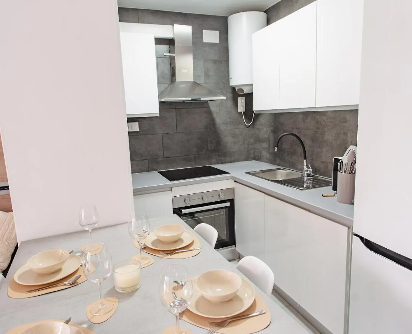 Hogaristic - Elegante Apartamento Con Piscina サロウ